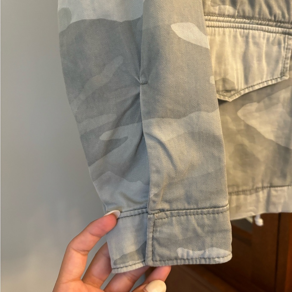 Abercrombie & Fitch Gray Camouflage Lightweight Jacket - Picture 4 of 8